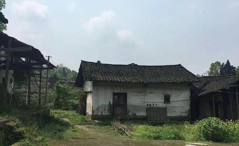 老家房屋已破烂不堪