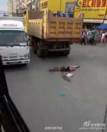 广东女生走路打手机遭货车碾爆头