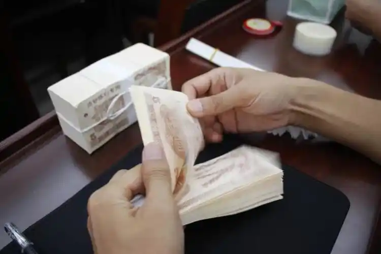 新泰上演真人版"数钱数到手抽筋"_点钞