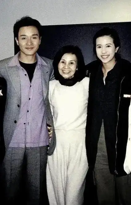 "美腿天后"莫文蔚凭大长腿出名,嫁洋老公十几年没有孩子!