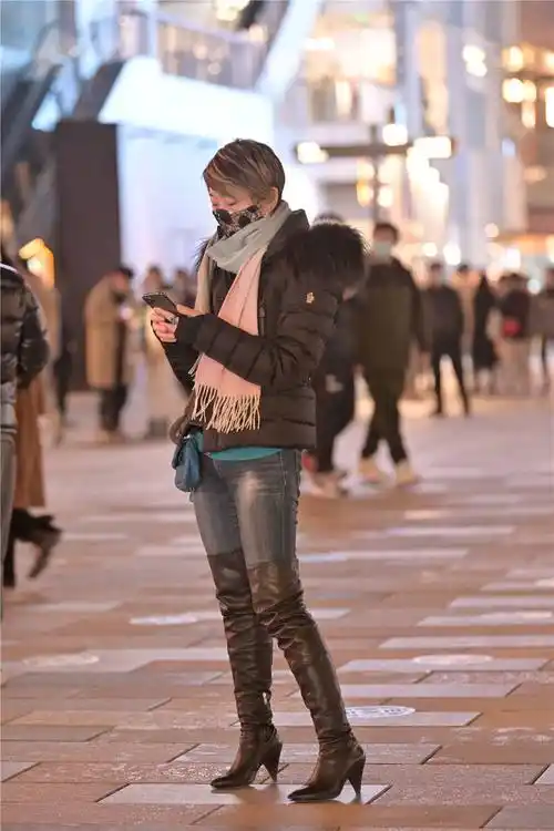 冬季过膝长靴很多人都喜欢也穿出简约时尚的风格