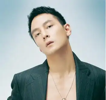 吴彦祖这款时尚的发型,看起来非常的个性.