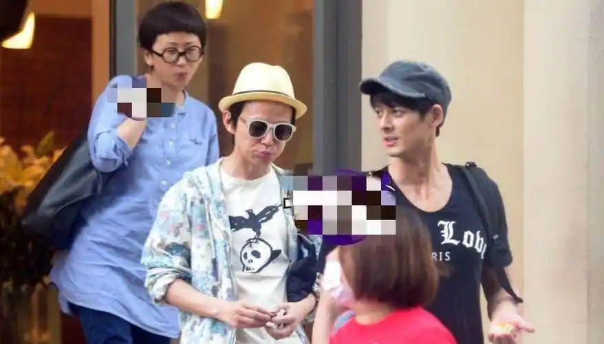 原创何炅王菁恋情再曝光穿情侣装与好友聚会互动默契深夜同回家