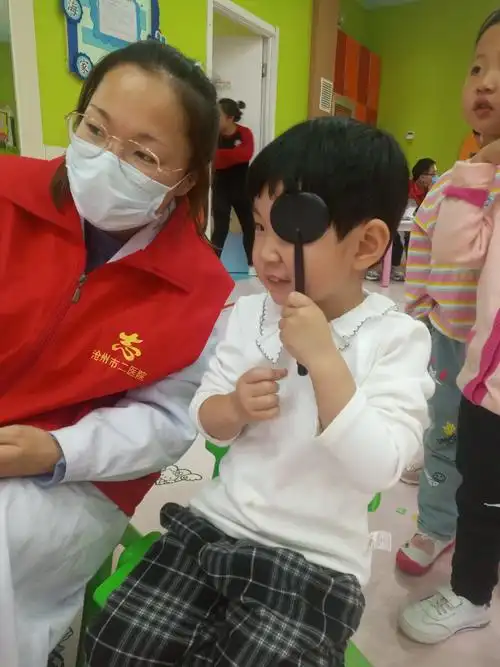 宝宝们正在测视力