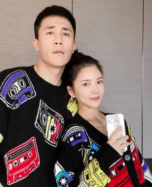 杜淳老婆王灿晒女儿多张萌照,穿母女睡衣,成悠闲的阔太全职妈妈