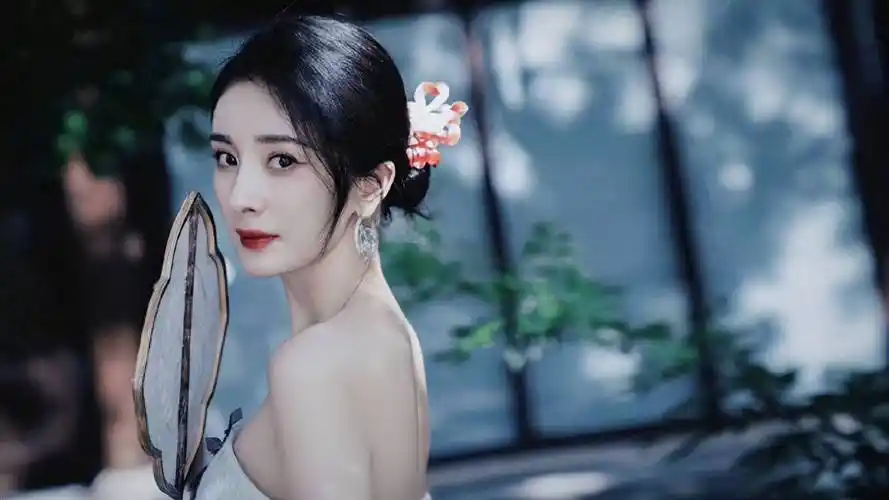 杨幂生日写真太美了吧,中国风抹胸长裙头戴小狐狸发簪,婉约清雅_东方