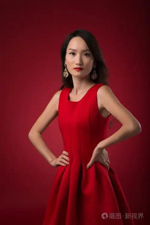 穿红衣服的女孩