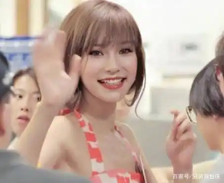 大家都熟知杨颖是模特出身,03年时她担任沙龙模特,签约了日本公司