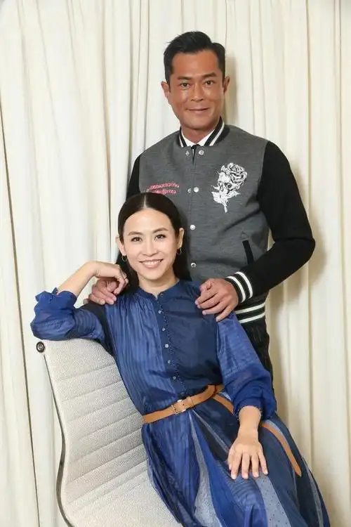 古天乐宣萱合体同框,黑成碳的古仔自带喜感,网友直呼夫妻相十足