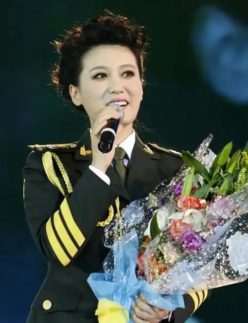 回顾军旅歌手谭晶嫁大9岁科学家老公生双胞胎活成人生赢家