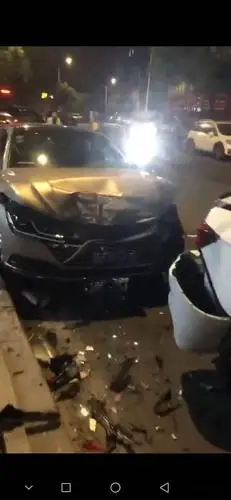 凌晨永安仙泉路发生一起车祸连撞坏好几辆车