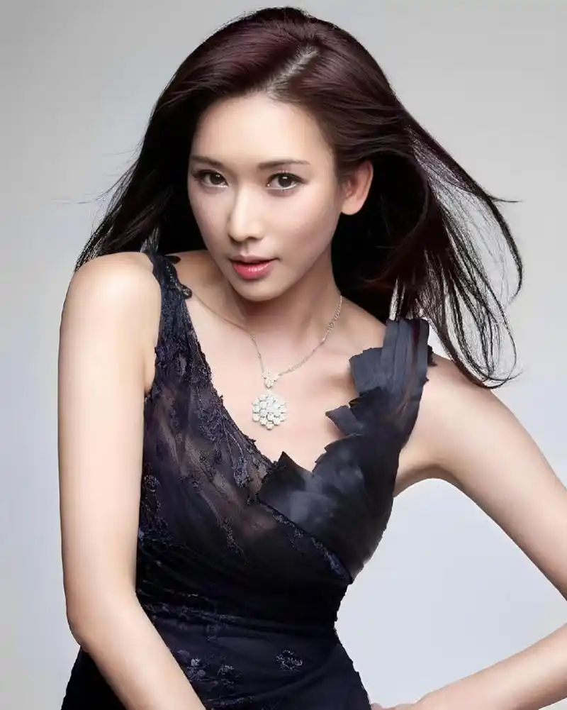 林志玲产后穿流苏裙出席活动,变身大美女!