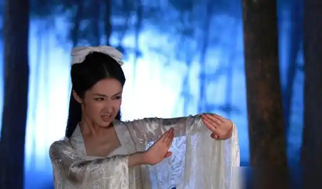 洪秀英出自《活佛济公——怀孕郎》,她本是一个怀有身孕的新寡妇,却因