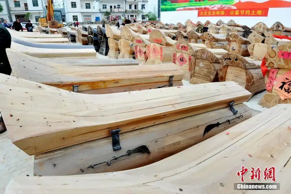 据了解,这是江西省鄱阳县在深入推进绿色殡葬改革中,举行的一次现场