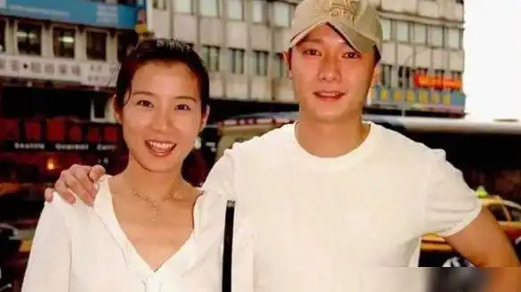 1997年,谢祖武与前女友分手没多久,便对岳翎展开了一番热烈的追求