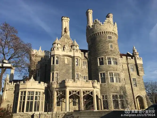 城堡被命名为casa loma,意为"山坡上的房子".