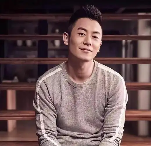 朱亚文妻子沈佳妮放出了自己在国外旅游的照片,照片中的她素颜出镜