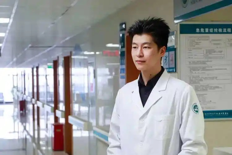 「 戏精」 男护士长献礼 5.12 护士节,祝白衣天使节日快乐!