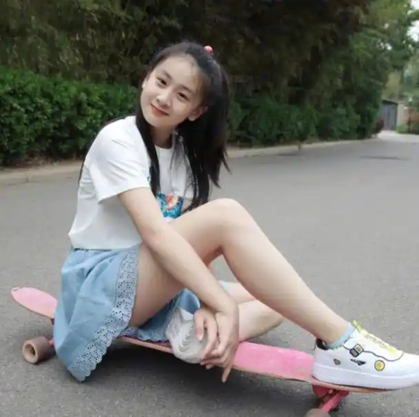 田亮带女儿出席活动变化大13岁森碟身高直逼1米7大长腿太吸睛