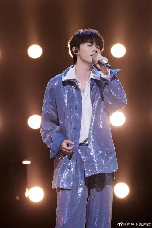 马嘉祺西装造型舞台照