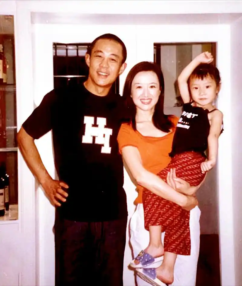 侯勇个人资料简介:侯勇与沈蓉离婚12年,三婚娶小20岁粉丝,如今56岁