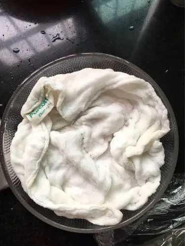 干净毛巾浸透后稍拧干,盖在花生宝宝的身上!