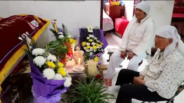 山西一夫妻相伴50年,大爷去世了,老奶奶三天不吃不喝的守着他,真爱