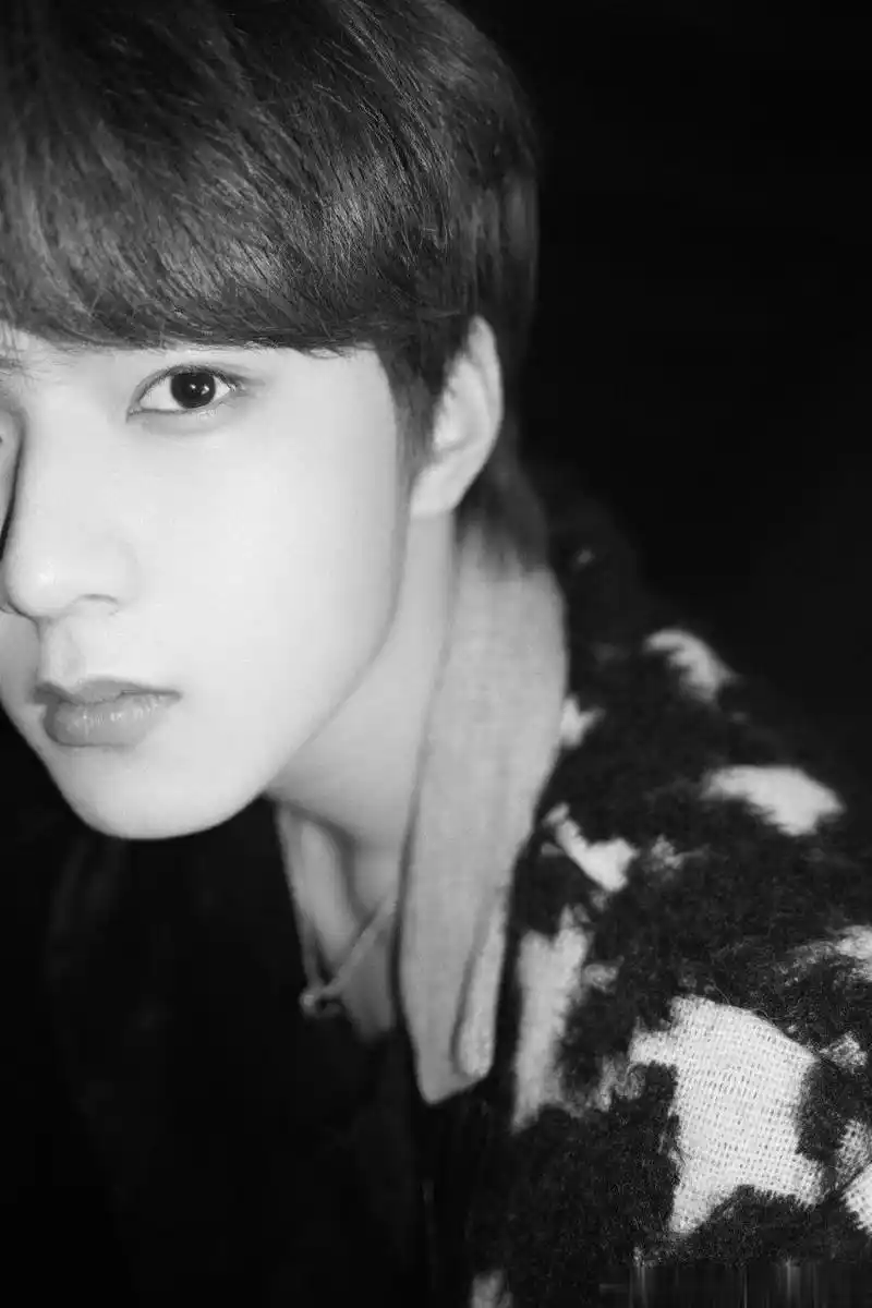 刘耀文黑白质感大片小刘你真的不是模特嘛,这身材比例真的太优越了!