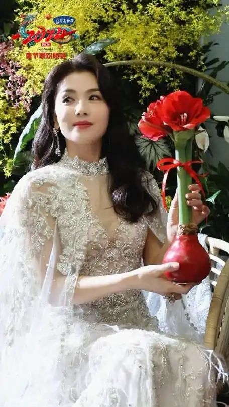 刘涛tamia变身花丛女神,娴静优雅,美到屏息～2月10日大年初一19:30