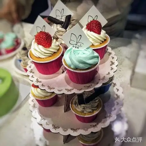 白日梦峥:除了精致的蛋糕卷和千层以外,他家还自带了精美的摆盘和
