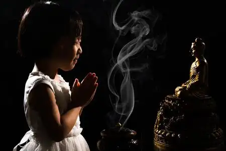 拜佛亚洲小中国女孩求神拜佛照片