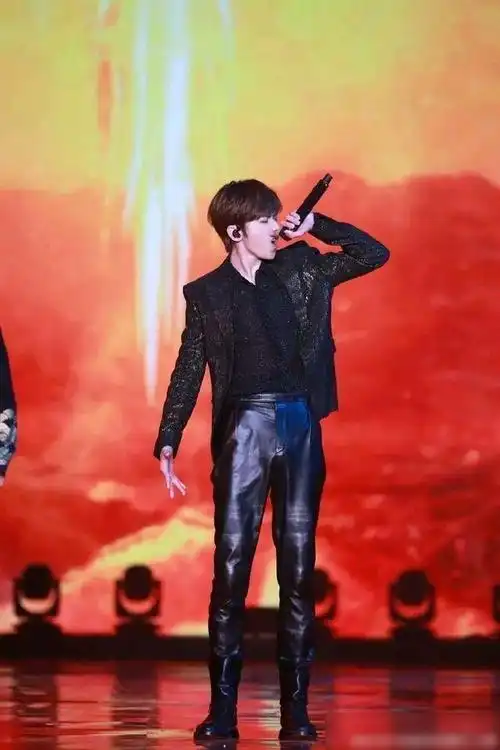 蔡徐坤穿黑色皮裤搭配马丁靴时尚又帅气你这样搭配也是男神