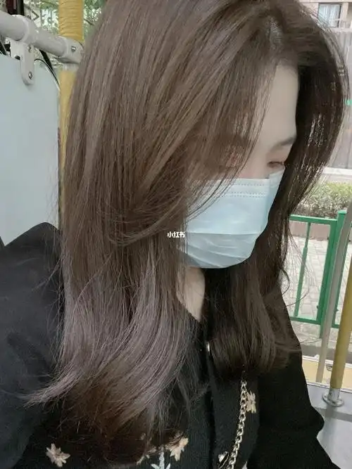 一只茶色的小小枫#冷茶色  #锁骨发  #长发剪短  #奶茶色头发  #改变