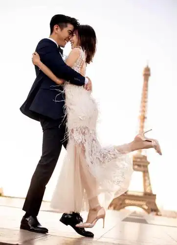 贾静雯公开未曾曝光婚纱照婚礼后首发声永远不放开丈夫的手