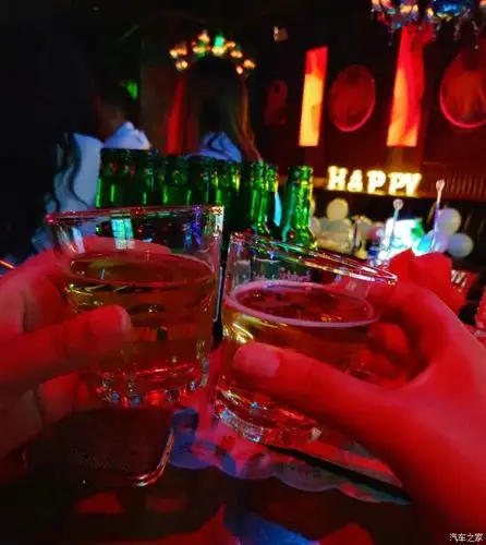 【激情一夏欧洲杯】周末夜生活开启 小酒吧看欧洲杯