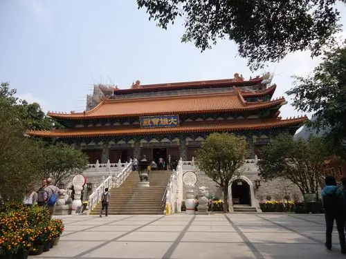 从东涌站下来可以搭乘23路巴士到底就是宝莲禅寺,如果坐缆车的话,穿过