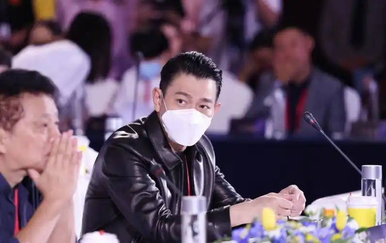 刘德华不受票房影响60岁穿卫衣配粉色九分裤同xo玩社交姜还是老的辣