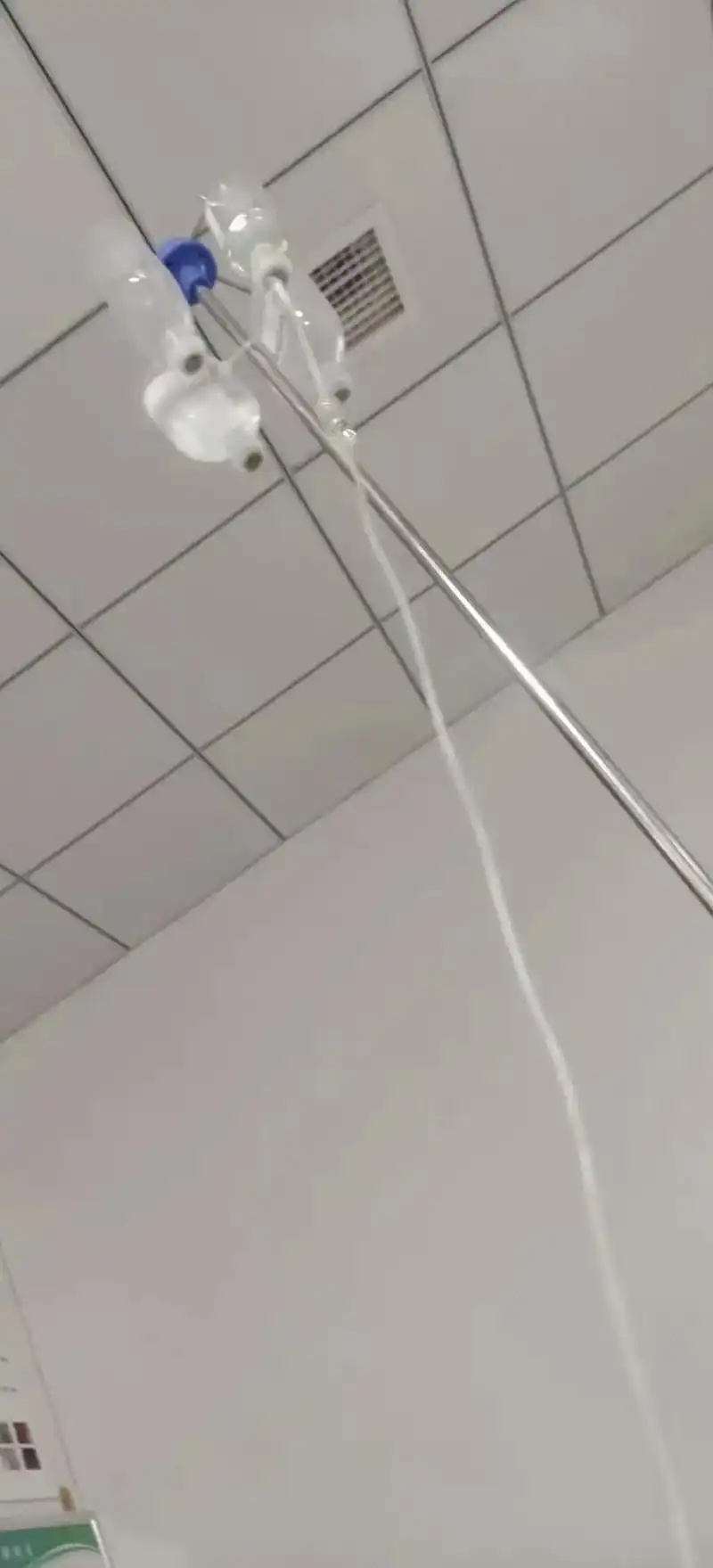 一个人在医院打针的时候,原来心情不好的时候,身体也不放过你