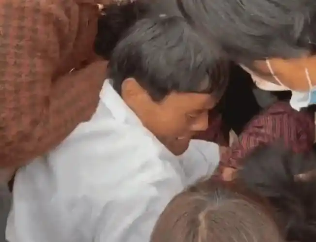 拉面哥妻子突然晕倒!被拍客围观直播,拉面哥急得大哭不知所措