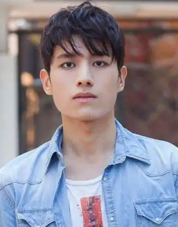 方形脸的男生适合什么发型 男方形脸适合的发型