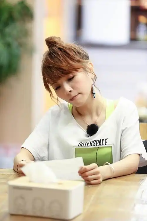 《青春旅社》李小璐携a栋举办重返20联欢会 王源陈赫献唱老歌