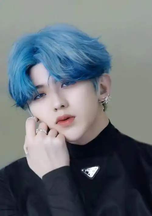 各种发色都可以驾驭!蔡徐坤最新杂志封面曝光,玩转色彩挑战蓝发