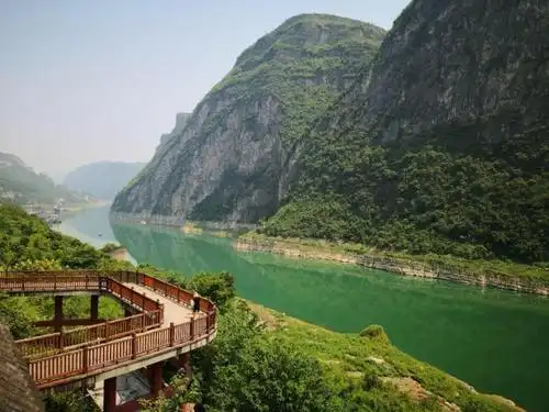 乌江画廊号称百里,那么自然有免费的观景平台,在涪陵段,从白鹤梁开去