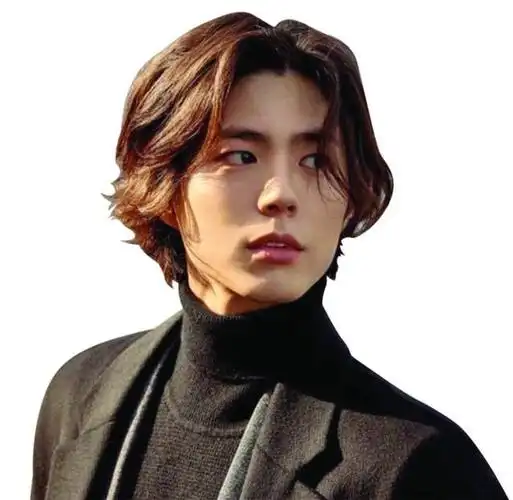 看,是长发美男子!就算留长发还是很帅气的韩圈男演员!