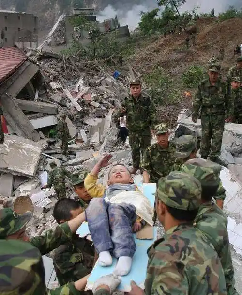 汶川地震被救的敬礼娃娃获关注12年过去现状如何