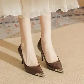 新款女2023年冬季百搭复古通勤细跟金属防撞头浅口单鞋尖头高跟鞋