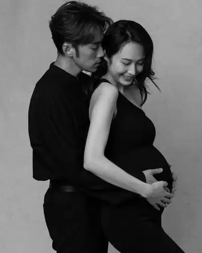 汤怡预产期将至 麦秋成公开孕照晒幸福