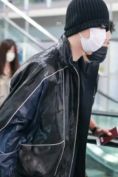 王一博最新机场照 帽子捂的好严实 看起来像是漂发了#王一博染发了