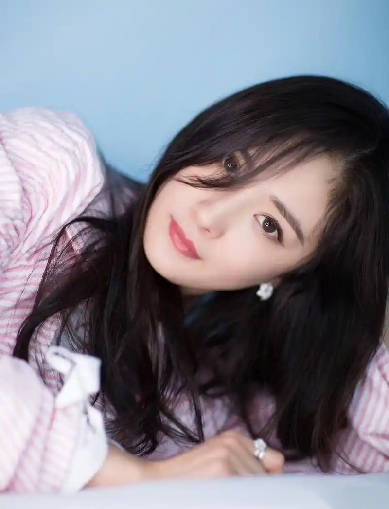 11月8日,一组杨幂参加剧集活动的照片曝光,杨幂身穿粉白条纹风衣,内搭