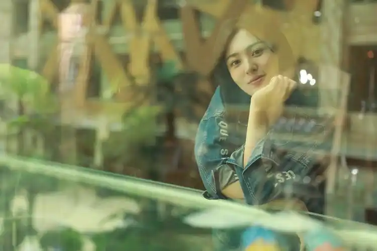 周放最新夏日写真曝光造型简约俏丽清新